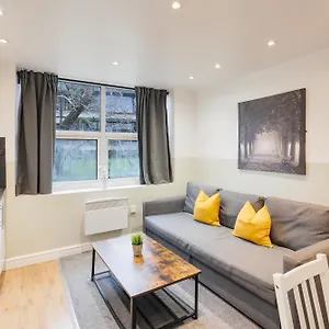 4 Person Modern Nr Centre Cardiff