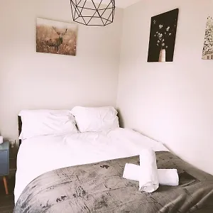 Large 3 Bedroom Home, 3 Bathrooms, Free Parking, Fast Wifi Belfast